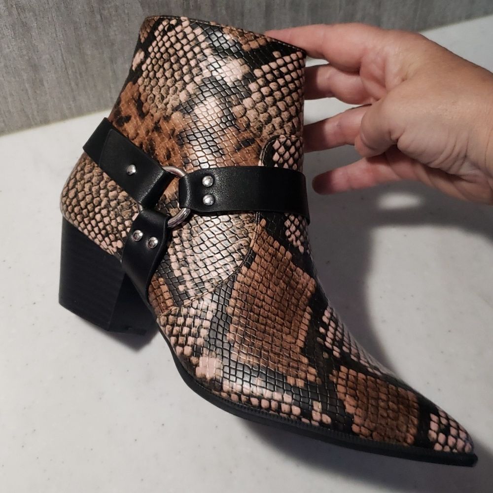 NWT Qupid Faux Snakeskin Fashion Boots Booties Sz 6.5